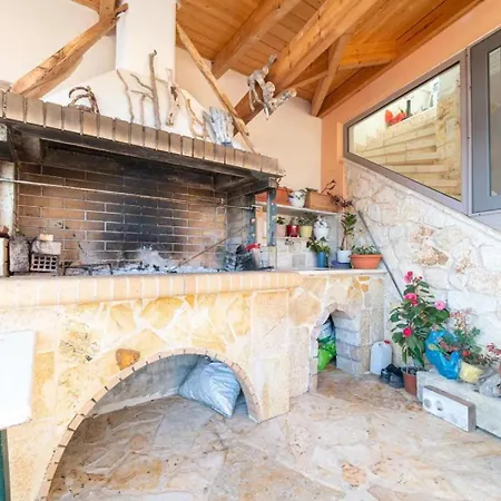 Kalemi House, Spacious 2br With Garden Near Ipsos And Dassia Appartement