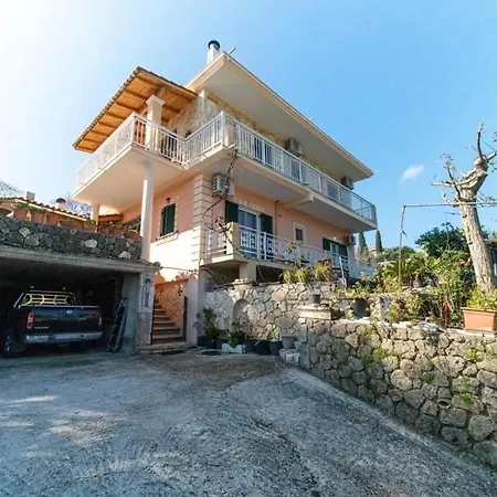 Kalemi House, Spacious 2br With Garden Near Ipsos And Dassia Appartement *