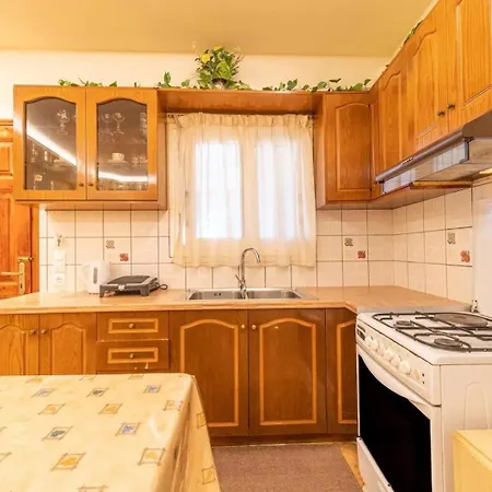 Kalemi House 公寓 *
